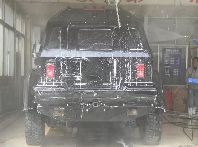 开1500万的骑士去洗车，洗车大妈以为装甲车来了，说洗不了！