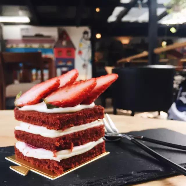 一对夫妻一墙之隔开两家咖啡店，上演的不是相爱相杀，而是了解