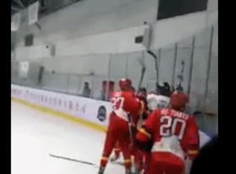 中国小伙重拳ko泰国选手,中国小伙暴揍老外