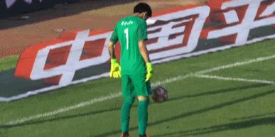 染红门将真乃性情中人！被骂后冲对方看台庆祝为娶媳妇丢主力