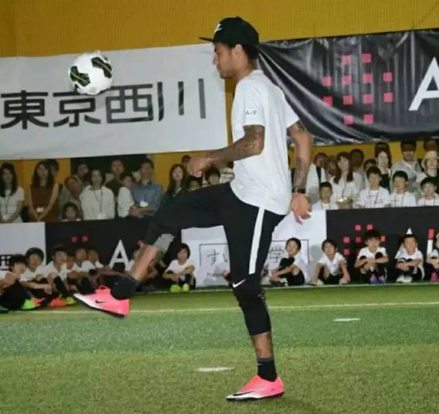 他们穿着什么英文翻译,他们穿着什么用英文怎么说