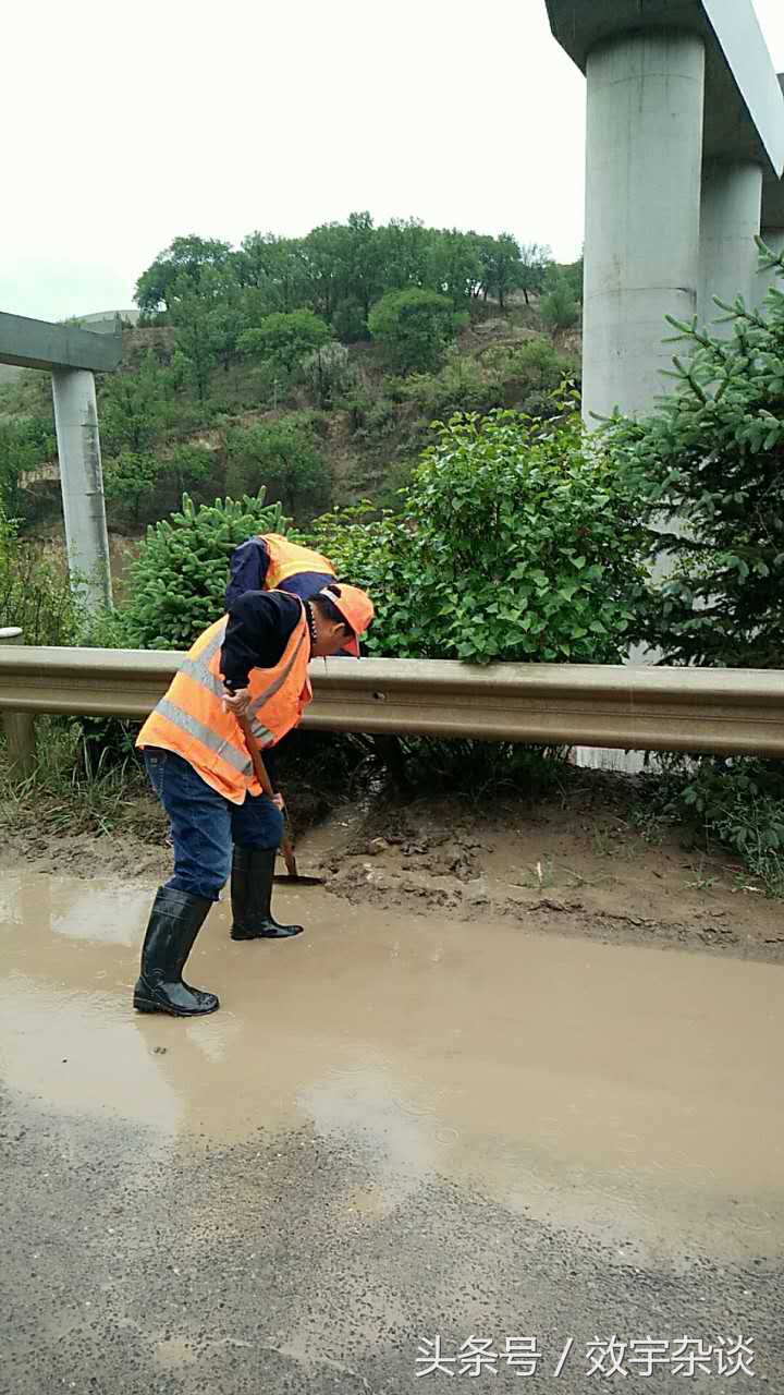 定邊公路管理段各養護道班排除路面積水
