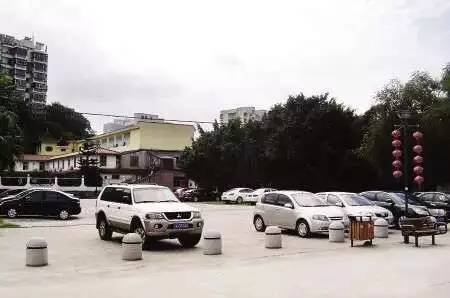 小区里乱停车挡道然后被锁了,小区里乱停车导致道路窄怎么举报