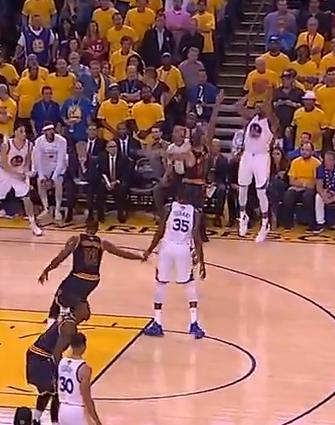 2018年勇士打败骑士照片,骑士勇士g1