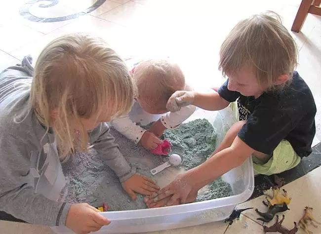 在商场花1000块钱办张卡玩太空沙，我在家花2块钱就搞定了！