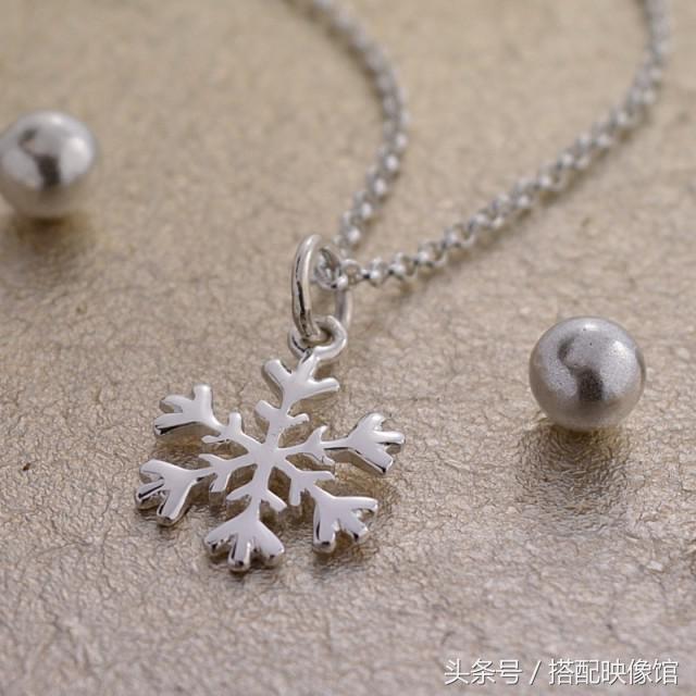 跟周冬雨学珠宝配饰搭配,周冬雨同款小众配饰