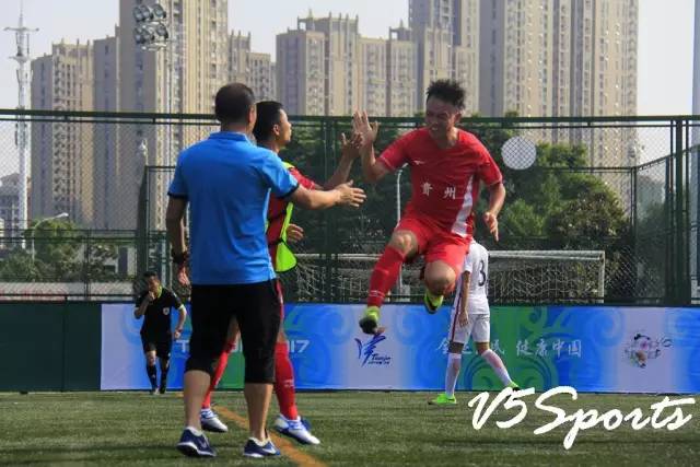 草根球队夺联赛冠军,草根足球队夺联赛冠军