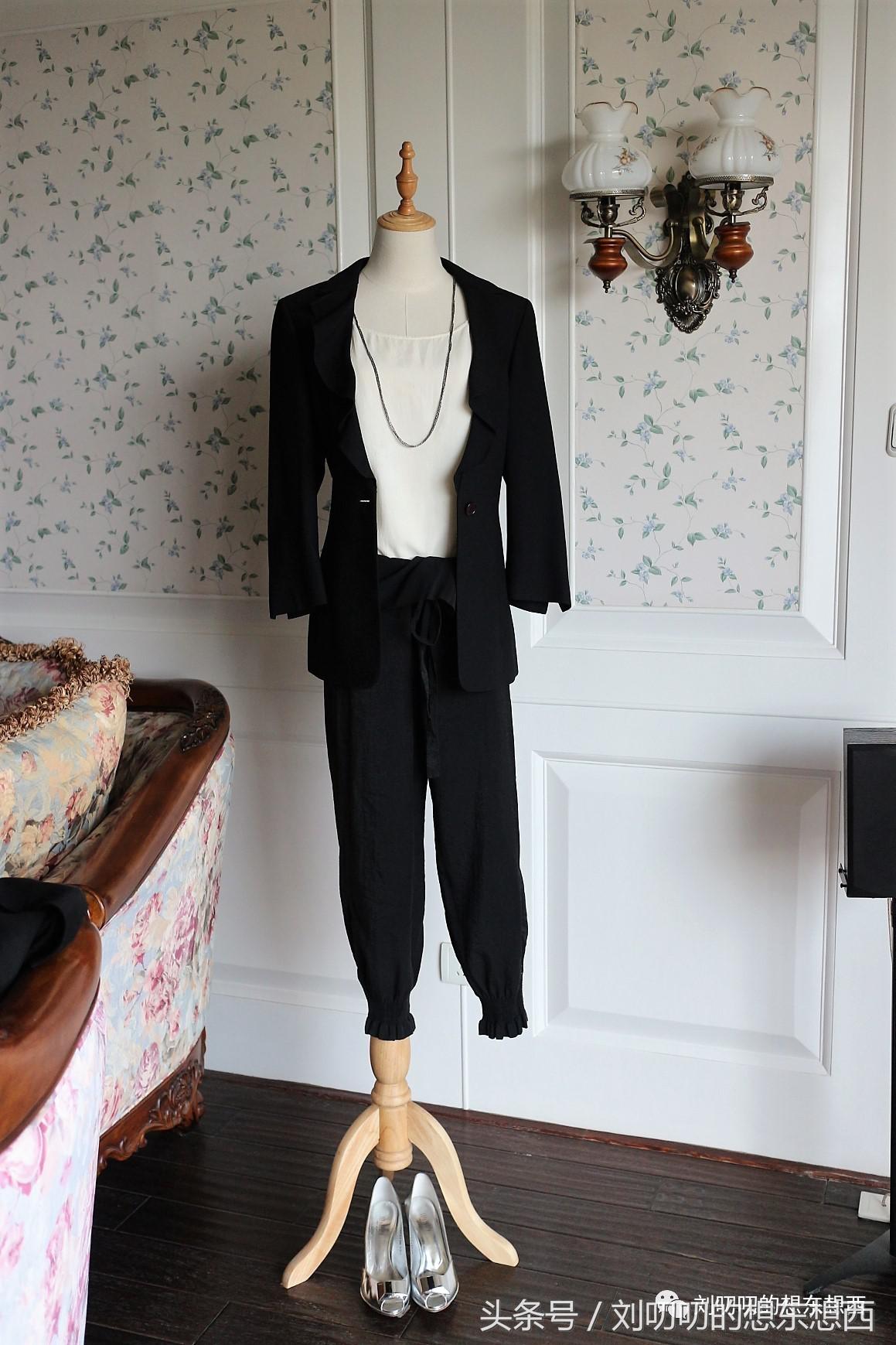 如何把严肃的正装西服穿出不羁感-一日一Look之黑白配二