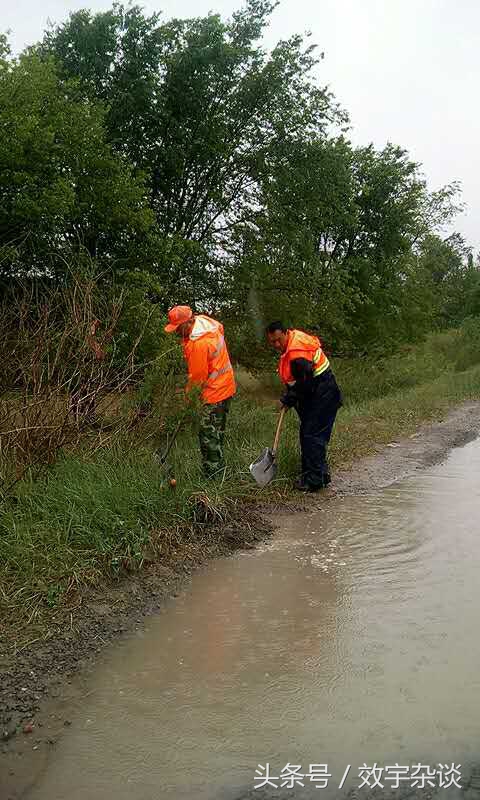 定邊公路管理段各養護道班排除路面積水