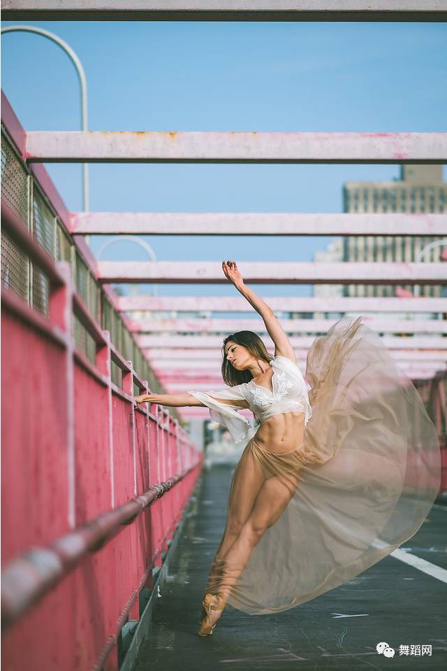 一群芭蕾舞者走上街头,一群芭蕾舞者视频