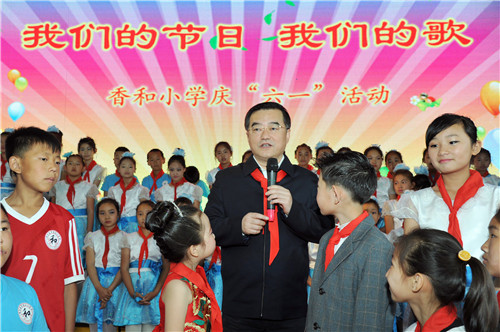 把培育少年儿童作为长远战略任务来抓努力为他们学习健康成长创造更好条件