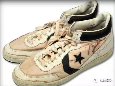 曼联拄拐天团夺冠视频,撒花庆祝完整版幼儿