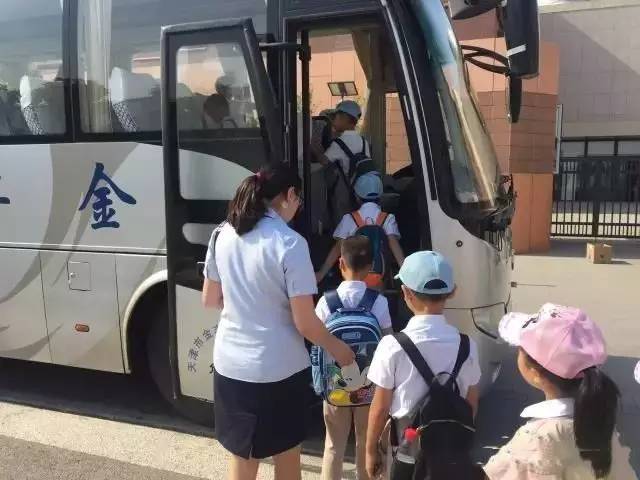 回忆一年级的时候我加入了少先队,光荣地加入了少先队