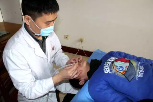 医者仁心温暖贫困患者,医者仁心施恩救小孩