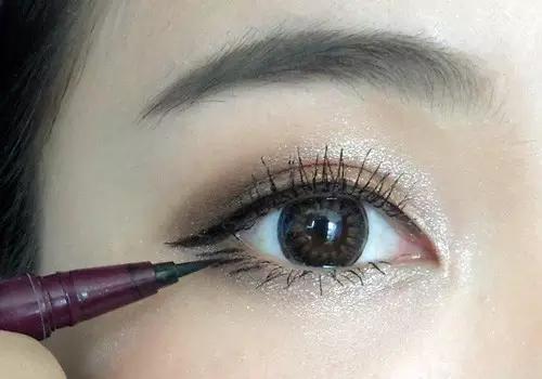 刷睫毛跟不刷差距好大呀!交给你,你不知道刷睫毛的技巧。