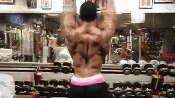 用雕刻刀雕刻动物,用木头雕刻熊猫