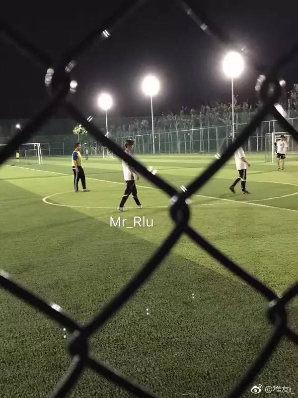 鹿晗梦想成为足球运动员,鹿晗演艺事业陷入窘境