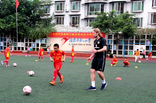 苏格兰AM足球俱乐部奥斯汀马克菲总裁一行到德阳市一小执教