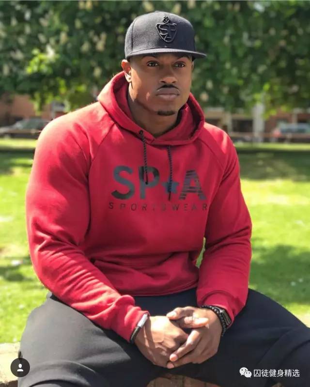 用雕刻刀雕刻动物,用木头雕刻熊猫