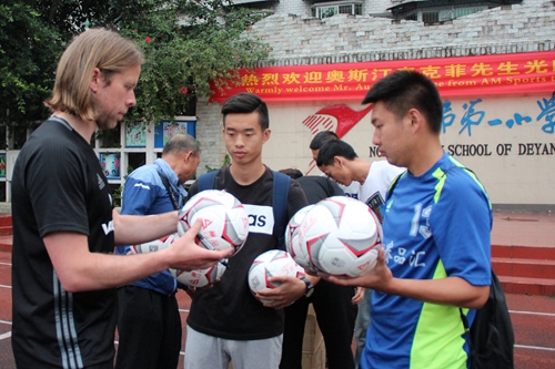 苏格兰AM足球俱乐部奥斯汀马克菲总裁一行到德阳市一小执教