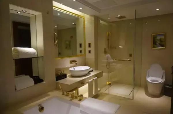 上周末和男朋友去旅游，发现酒店卫生间做成透明的，什么原因啊？