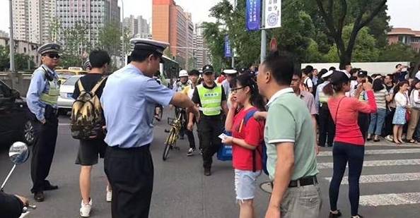 男子脚踏三只船被骗财,男子脚踏两只船被老婆发现