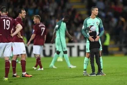 中场与c罗合影小球迷发声,小球迷冲场拥抱c罗后成功合影