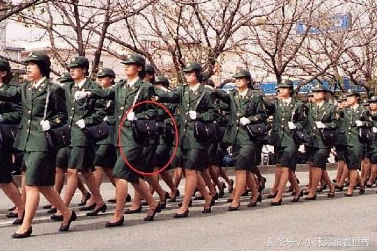 日本女兵为什么有挂包,日本女兵背着的小黑包