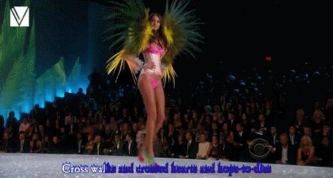 维密超模摔断鞋子又站起来,维密摔倒的模特有哪些