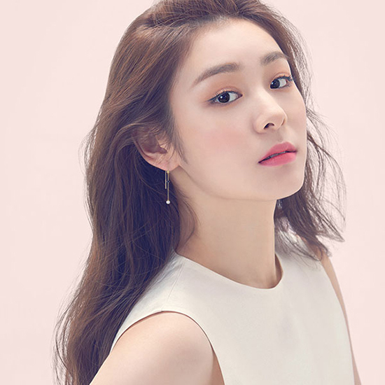 网袜加牛仔裤还是让杨幂穿吧，我只能接受唐嫣美美的珍珠~