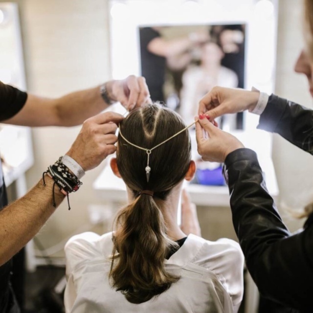 网袜加牛仔裤还是让杨幂穿吧，我只能接受唐嫣美美的珍珠~