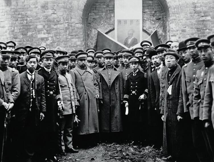 此人是不赌博、不嫖妓、不畏蒋介石强权忠心追随孙中山的民国军阀