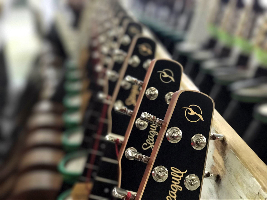 极速快报:弘力乐器2017加拿大Godin吉他工厂参观第一天