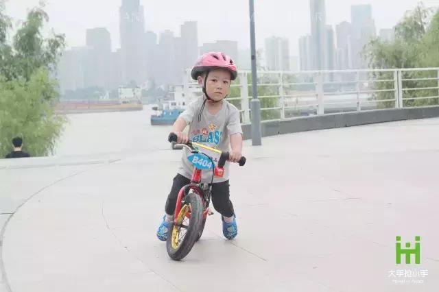 汉口江滩秀,潮童街拍视频