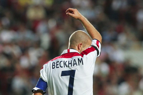 足球最美时刻视频,贝影在足球场上