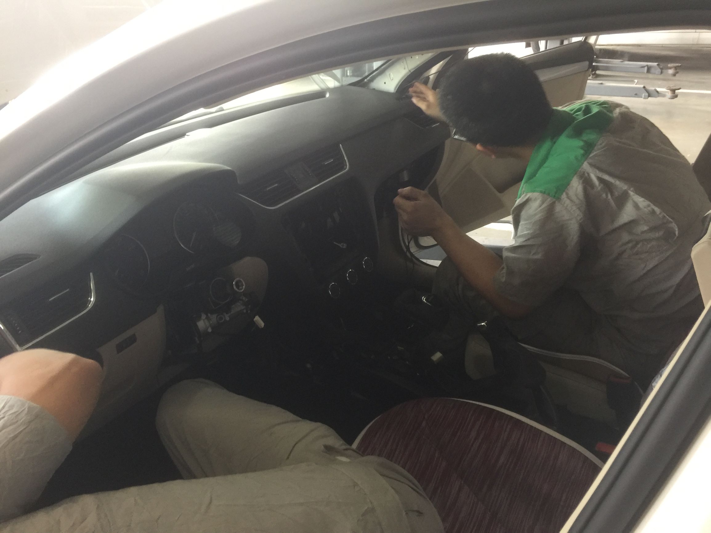 09年斯柯达明锐加装隔音棉,斯柯达明锐前盖隔音棉安装