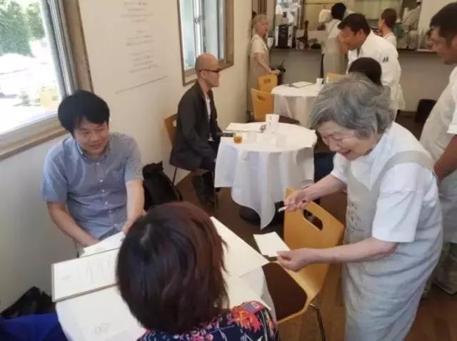 这家餐厅总上错菜却意外走红,这家餐厅经常上错菜却无人投诉