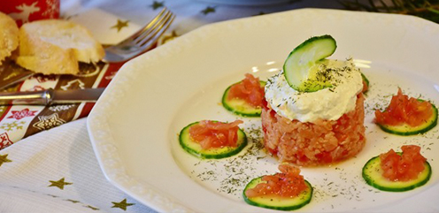 怎么在饭桌上保持优雅,餐桌上的几种优雅坐姿