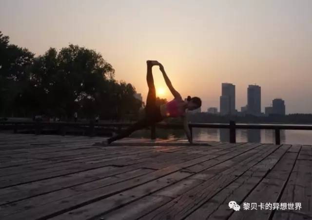 长期不锻炼者怎么十天速成马甲线,玩手机瘦肚子马甲线3天速成教程