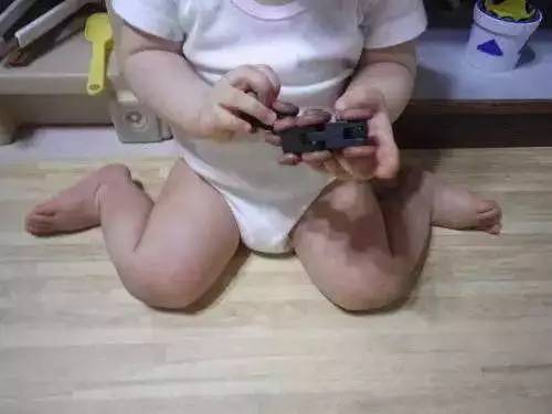 宝宝天天这种坐姿，基本就告别大长腿了！