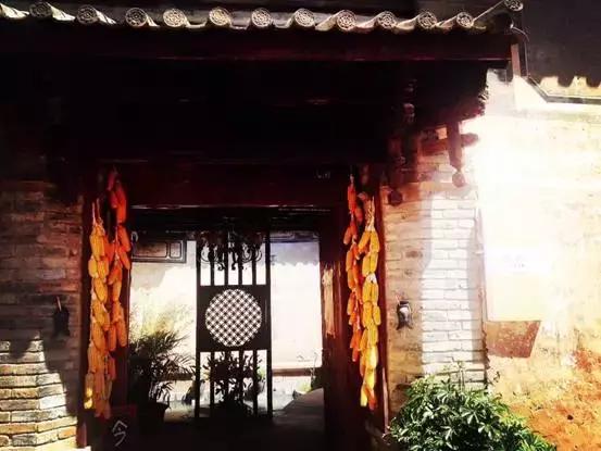 这对60后夫妻不惜卖掉公司，只为一间100多岁的白族老宅，连剑桥教授、《国家地理》都被他们吸粉