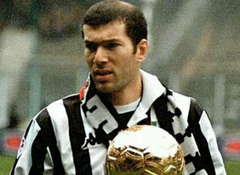 齐达内为什么能拿到2002金球奖,1998年齐达内为什么没获得金球奖