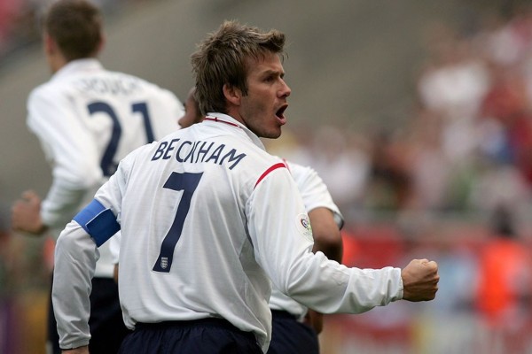 足球最美时刻视频,贝影在足球场上