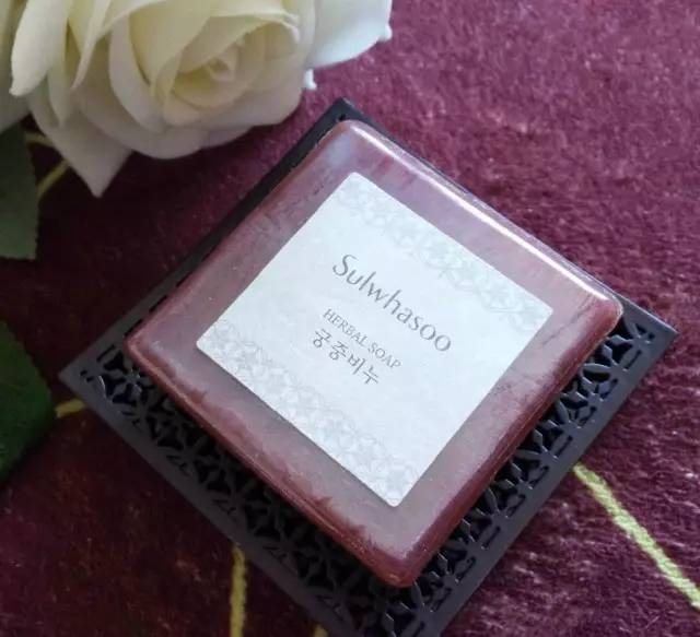 清洁皮肤毛孔里的黑头过后红红的,清理鼻子痘痘黑头