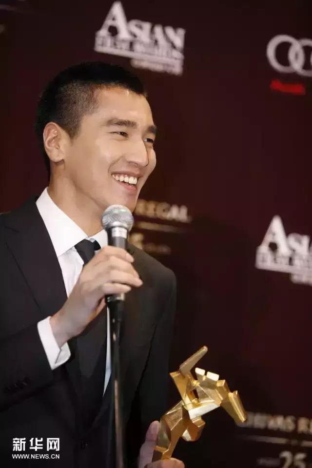 从面瘫视帝到哭戏之王，曾被骂丑八怪的他，不但演技了得，还娶了国民女神！