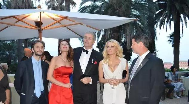 *子骗**横行实在可恶，这个意大利人假装自己是欧洲贵族王子，很多名人中招，最后因吃霸王餐被查出来了