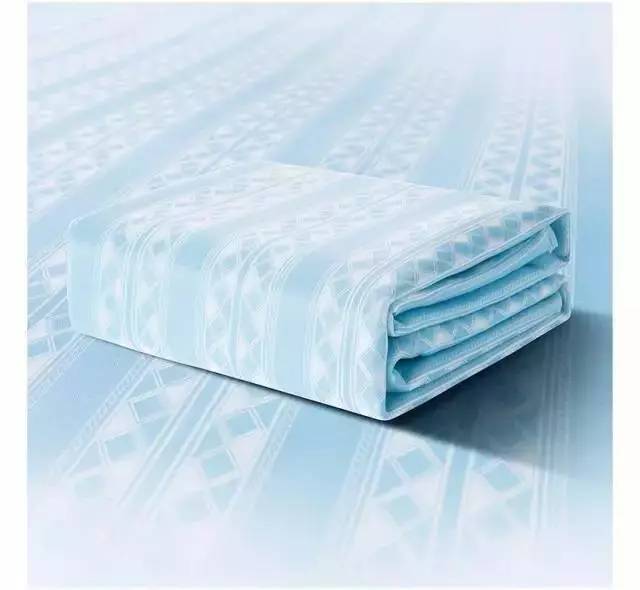 荐书｜可以睡的日本散文·不是人的诗歌作者·尽情撕的诺奖诗集