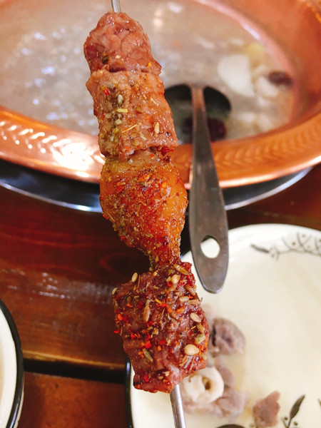 冰煮羊涮羊肉,涮羊肉在锅中翻腾的样子