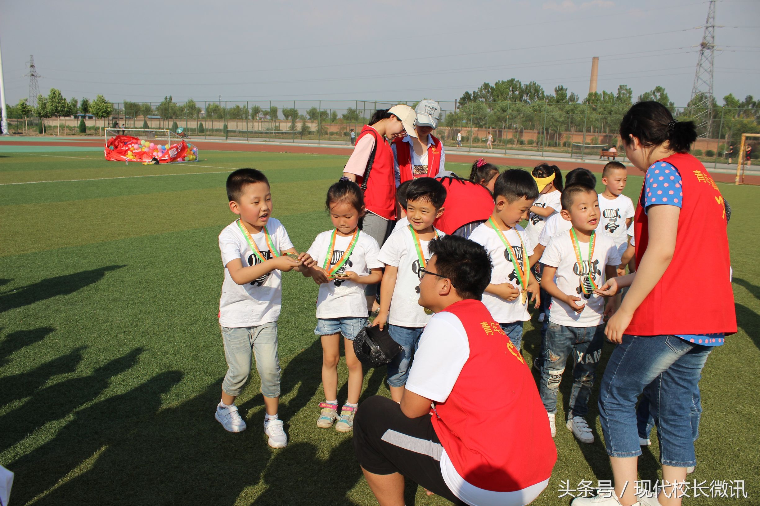 大手牵小手幼儿园户外游戏,大手牵小手手指游戏完整版幼儿园