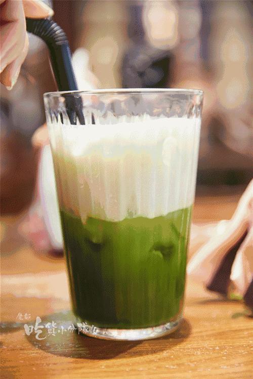 净往自己脸上贴金的冰激凌，还挺红